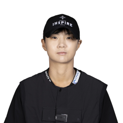 Sung Hyun Park Headshot 2025.png